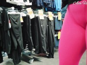 Leggings rose qui moule la chatt et les fesses en public 3/16