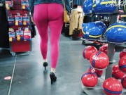 Leggings rose qui moule la chatt et les fesses en public 6/16