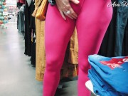 Leggings rose qui moule la chatt et les fesses en public 8/16