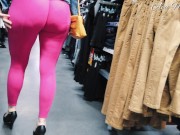 Leggings rose qui moule la chatt et les fesses en public 9/16