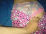 Le gusta que le de masajes en pijama 2/16