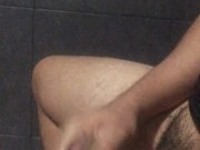 Hombre con gran pene masturbándose