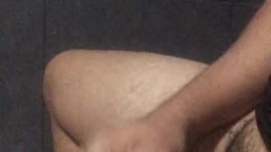 Hombre con gran pene masturbándose