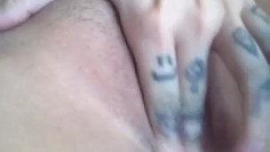 Puta tatuada se siente bien con sus dedos