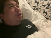 ベットの上で昨日の出来事を解説する男