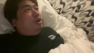ベットの上で昨日の出来事を解説する男