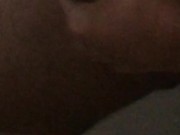 Hombre se masturba en el baño y se viene