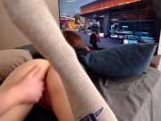 FOLLO el coño de mi amiga mientras ella juega videojuegos 6/16
