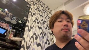 一人で晩御飯を食べるデブ男