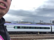 河口湖駅に来た様子を話す男