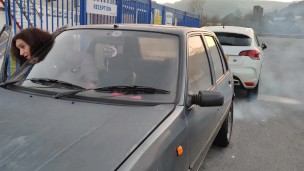 Tranny gilf começando e dirigindo um antigo peugeot 205 diesel sfw NOT PORN