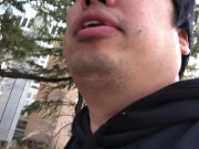 四谷のソフィア通りを歩く男