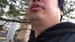 四谷のソフィア通りを歩く男