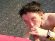 красотка сосёт член на дороге и получает много спермы на милое личико 9/16