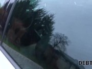 DEBT4k. La beauté blonde fait de son mieux pour fermer toutes les dettes à la fois 1/16