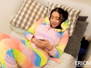 LA PILLO MIRANDO PORNO Y ACABÓ COJIENDOME 2/16