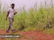 Ebenholzschönheit auf den Feldern von ihrer Freundin gefickt 2/16