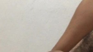 Hombre con gran pene gimiendo y masturbándose