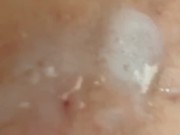 hat großen Cumshot (+stöhnen)