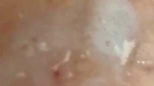 hat großen Cumshot (+stöhnen)