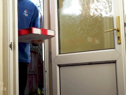 Fit Teen Seduces the Delivery Man for Free Pizza and let's him Cum in her Mouth - Honey Tequila