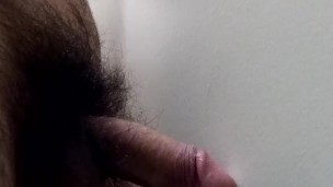 男子寮のトイレの個室でとなりに人がいるのに壁にチンコをこすりつけて大量射精しちゃった