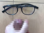 女友達のメガネにぶっかけ