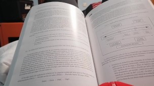 Estudiante se cansa de estudiar y se hace una paja