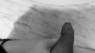 Un bel CAZZO bianco piscia schizzando urina, bel porco A nice white COCK pissing on urine pig