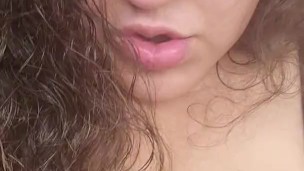 Puertorriqueña se burla seductoramente, deslizando arriba y abajo su juguete gimiendo chorro 