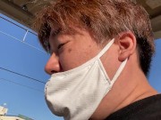 五反野駅で電車を見送る男