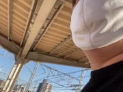 五反野駅で電車を見送る男 4/16