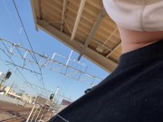 五反野駅で電車を見送る男 5/16