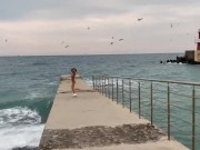 ГОЛАЯ ДЕВУШКА ГУЛЯЕТ ПО ПЛЯЖУ В СОЧИ 3/16