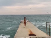 ГОЛАЯ ДЕВУШКА ГУЛЯЕТ ПО ПЛЯЖУ В СОЧИ 4/16