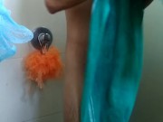 Un rico baño , con masturbación , mientras mi hermanastra me espera 14/16