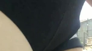 Mostrando las tetas en público! 