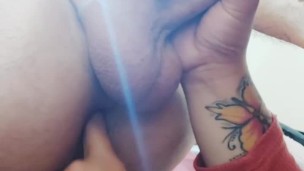 Le gusta jugar con el cul de su novio