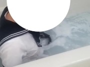 セーラー服着てローション風呂でぬるぬるする。