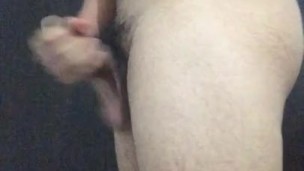 lo encuentran masturbandose y termina en sexo anal