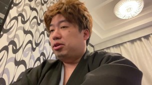着物を着て洗濯を待ってる男