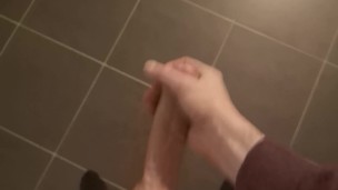 je me branle et gicle par terre ejac puissante