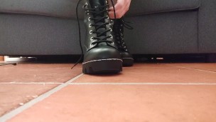 Lady Nymphelin want you: lick my feet, slave.