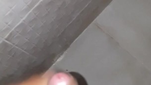 Me masturbo en el baño