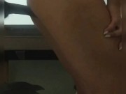 Con máscara para que no la reconozca su novio. Después folla bien rico. 5/16