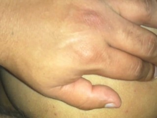 A ellos les encanta ver como entra y sale su verga. A mi me encanta que me agarren en cuatro patas.