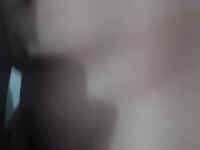 Chica se excita con consolador de goma mientras se toca sus tetas 