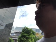 ほぼ無言で歩く男