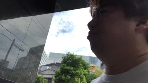 ほぼ無言で歩く男