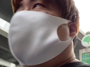 コンビニでデザートを買いに行く様子